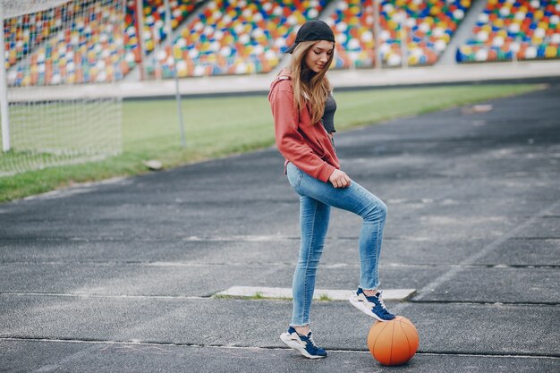 Chica con una pelota