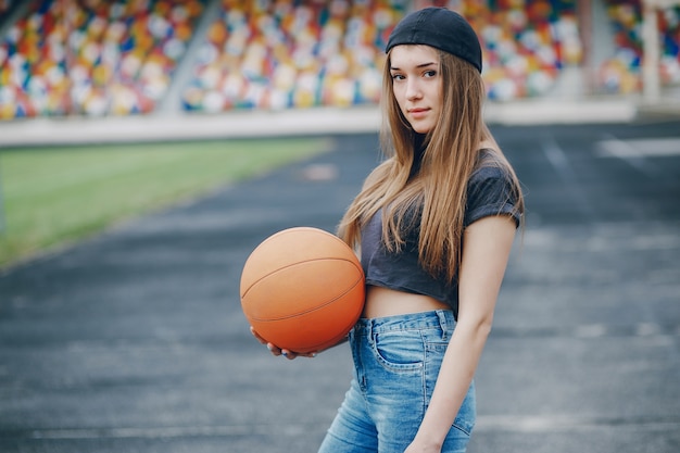 Chica con una pelota