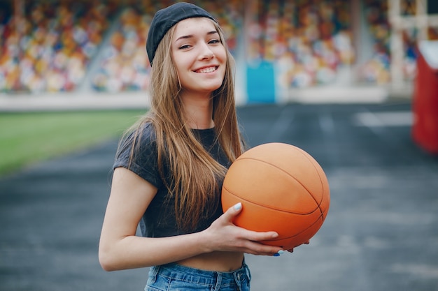 Foto gratuita chica con una pelota