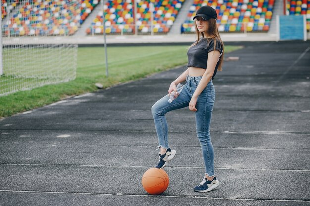 Chica con una pelota