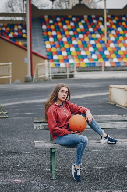 Chica con una pelota