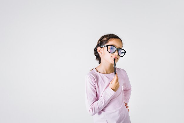 Chica pensativa con gafas