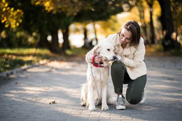 Chica con perro