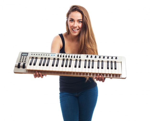 Foto gratuita chica con un piano electrónico