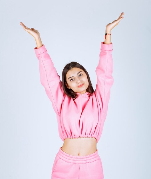 Chica en pijama rosa dando poses felices y seductoras