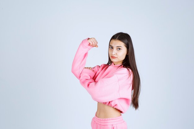 Chica en pijama rosa haciendo cara muy agresiva y enojada