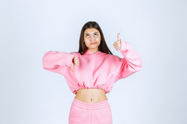 Chica en pijama rosa mostrando el pulgar hacia arriba