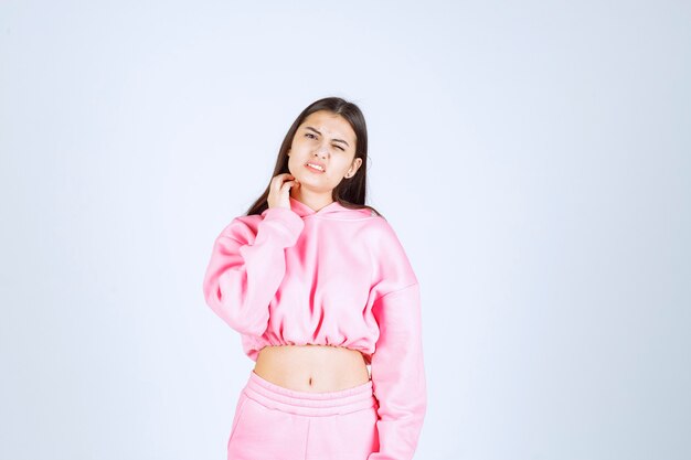 Chica en pijama rosa parece somnolienta