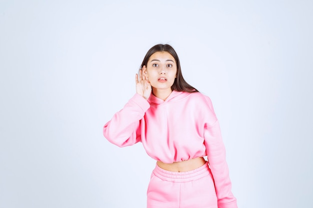 Chica en pijama rosa tiene problemas con la voz fuerte