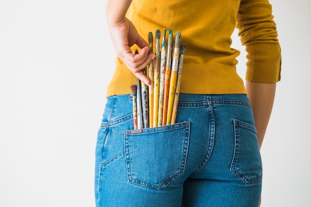 Foto gratuita chica con pinceles en el bolsillo