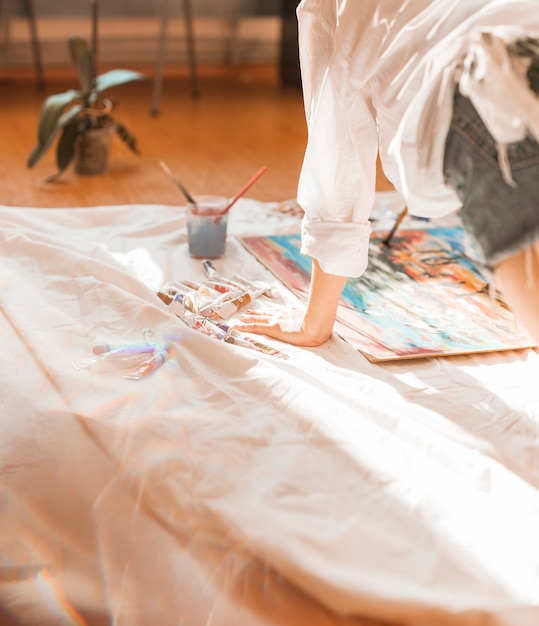 Chica pintando en casa