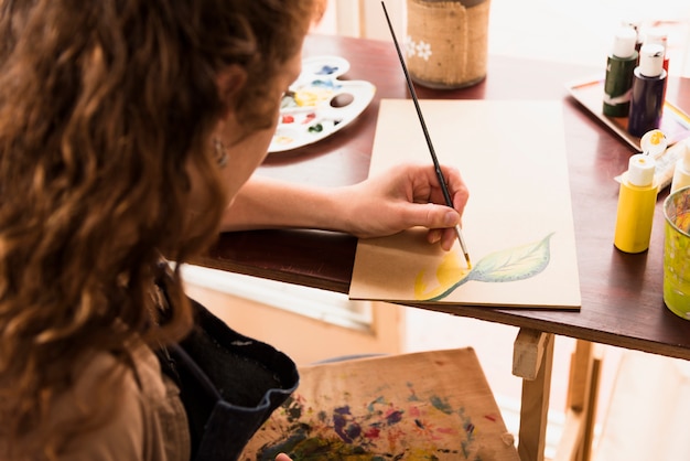 Chica pintando un cuadro