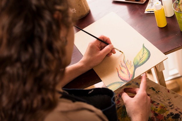 Chica pintando un cuadro