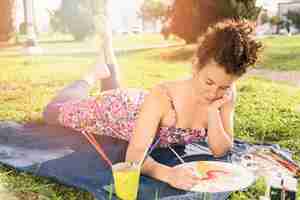 Foto gratuita chica pintando en lienzo