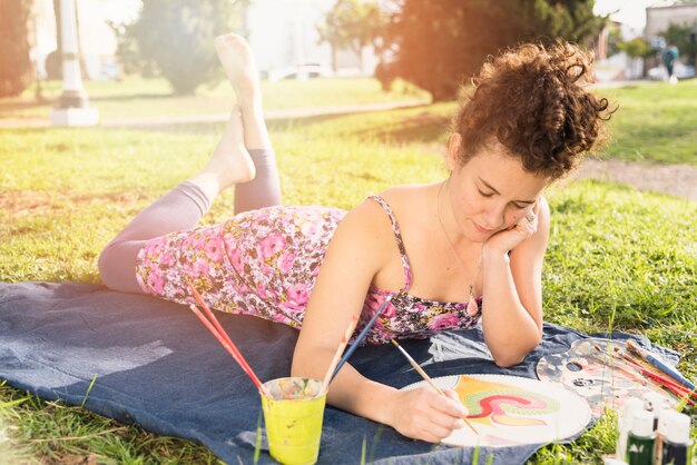 Chica pintando en lienzo