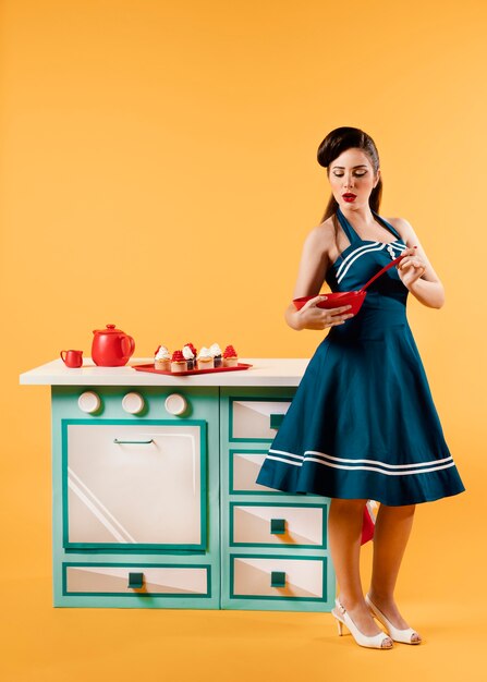 Chica pinup retro en la cocina