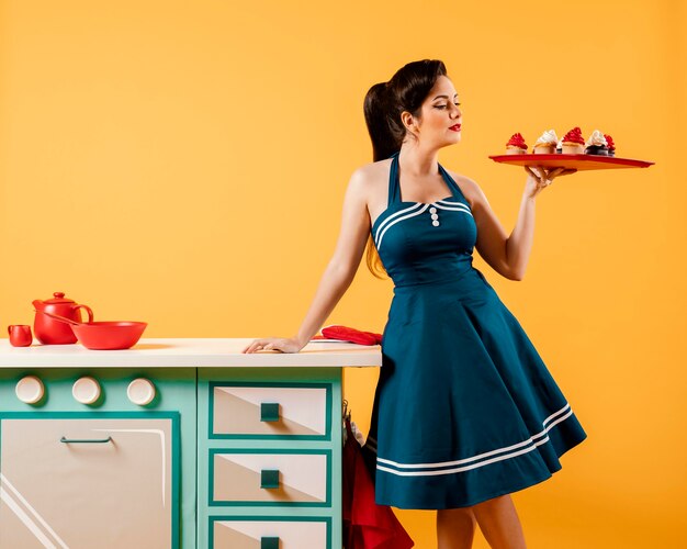 Chica pinup retro en la cocina