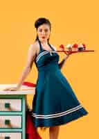 Foto gratuita chica pinup retro en la cocina