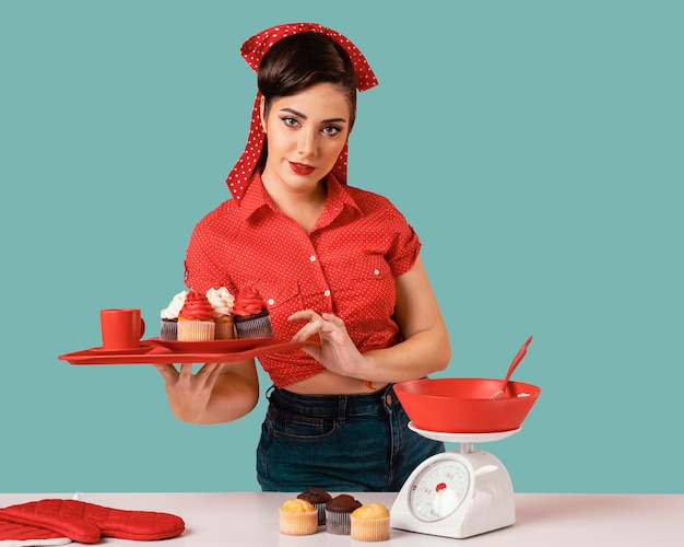 Chica pinup retro posando en una cocina