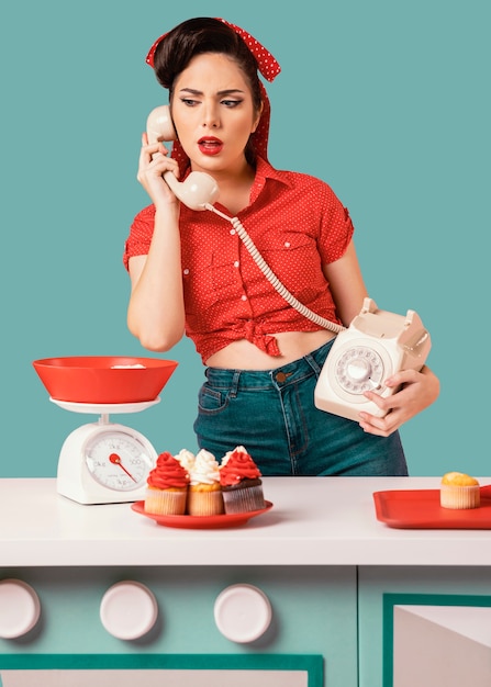 Foto gratuita chica pinup retro posando en una cocina