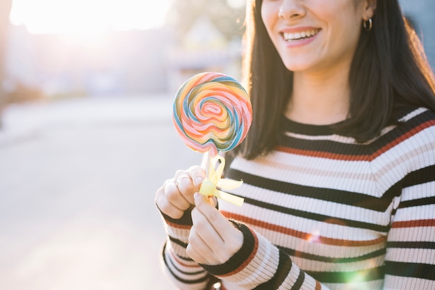 Foto gratuita chica con piruleta colorida