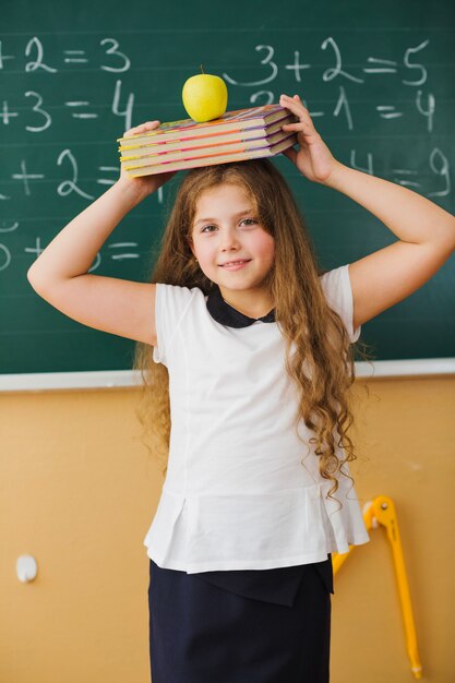 Foto gratuita chica en la pizarra en la clase de matemáticas