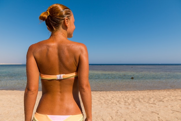 Chica de playa por detrás