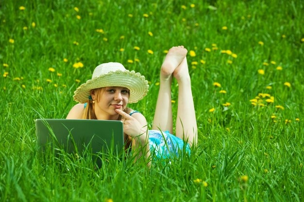 Chica con portátil al aire libre