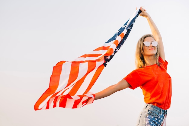 Chica posando con bandera americana