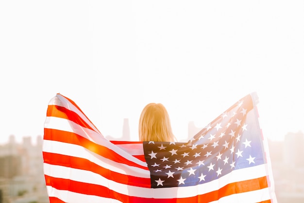 Chica posando con bandera americana