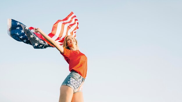 Chica posando con bandera americana