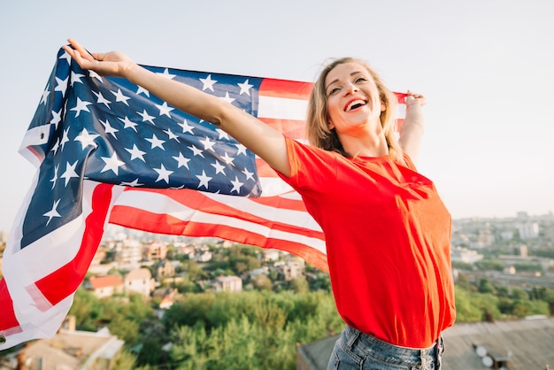 Chica posando con bandera americana