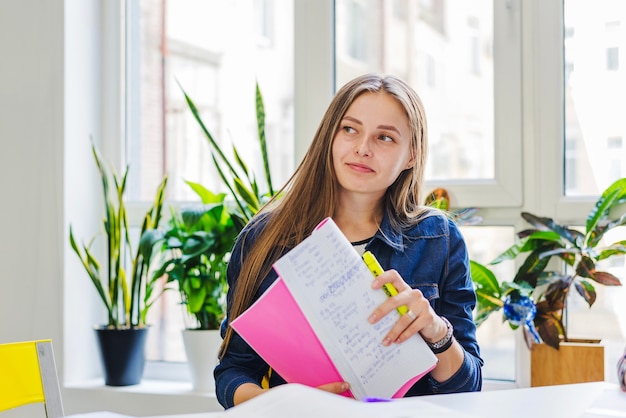 Chica posando con bloc de notas brillante