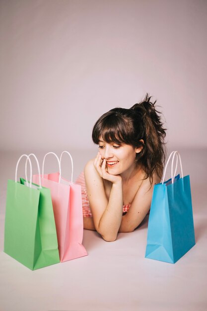 Chica posando con bolsas de compras