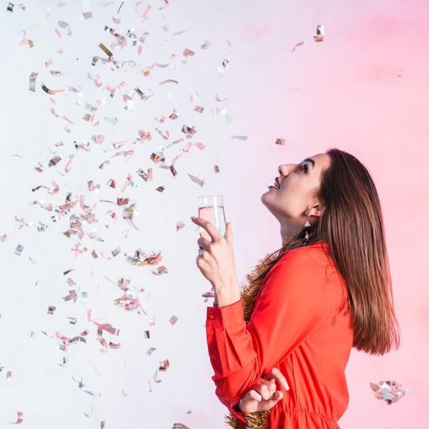 Chica posando con confeti en fiesta de año nuevo