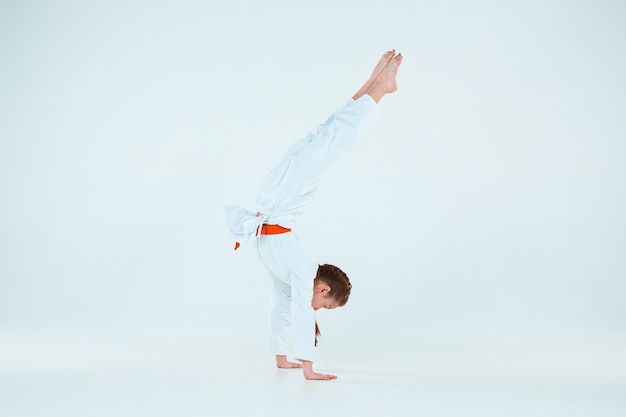 La chica posando en el entrenamiento de Aikido en la escuela de artes marciales. Estilo de vida saludable y concepto deportivo