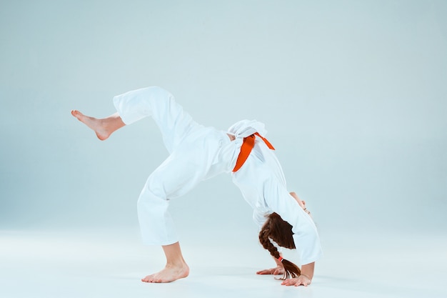 Chica posando en el entrenamiento de Aikido en la escuela de artes marciales. Estilo de vida saludable y concepto deportivo