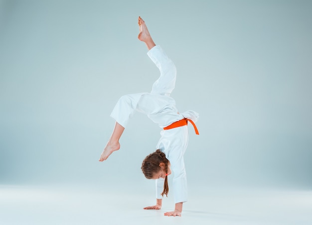 La chica posando en el entrenamiento de Aikido en la escuela de artes marciales. Estilo de vida saludable y concepto deportivo