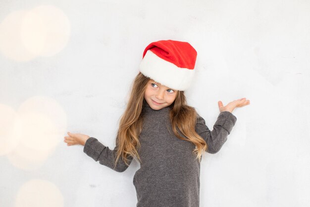 Chica posando moda con un sombrero de santa claus