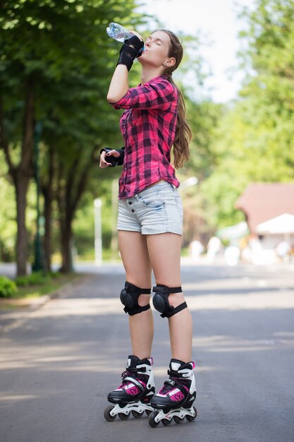 Chica posando en el parque con sus cuchillas en