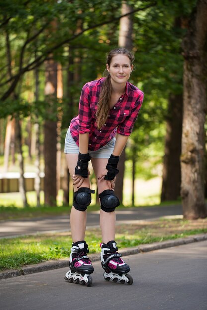 Chica posando en el parque con sus cuchillas en