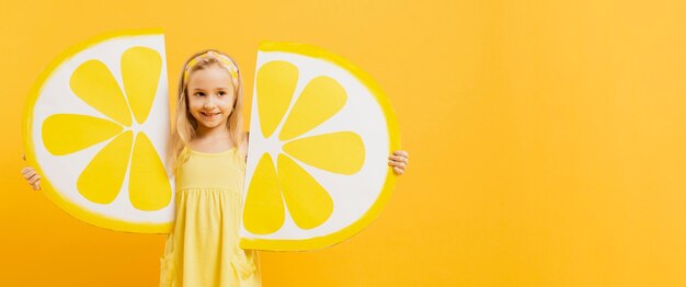 Chica posando con rodajas de limón decoraciones