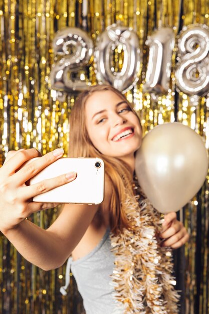 Chica posando para un selfie en fiesta de año nuevo