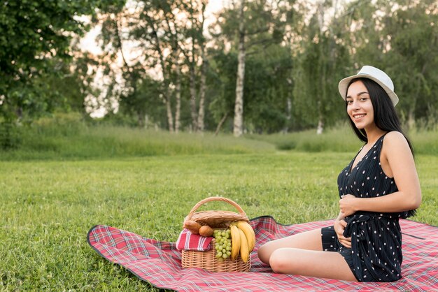 Foto gratuita chica posando sobre manta de picnic