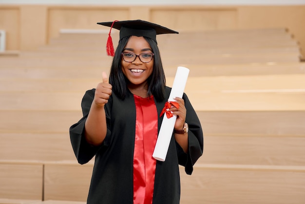 Chica positiva que se gradúa de la universidad