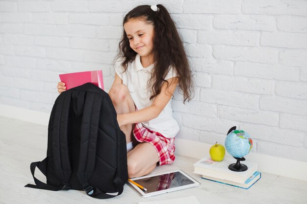 Chica preparándose para la escuela