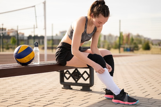 Foto gratuita chica preparándose para jugar voleibol