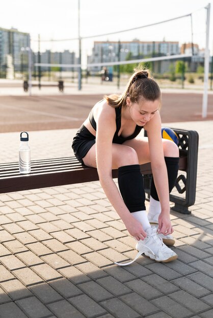 Chica preparándose para jugar voleibol