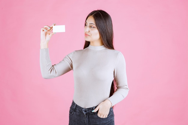 Foto gratuita chica presentando su tarjeta de visita a un socio comercial