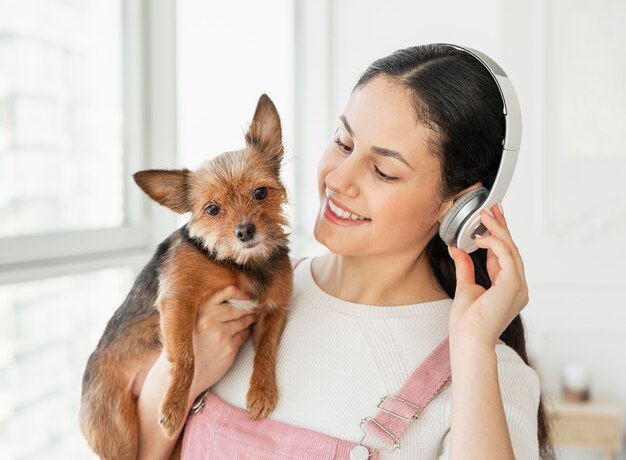 Chica de primer plano con auriculares y perro